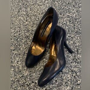 NWT CHINESE LAUNDRY NAVY LEATHER PUMPS